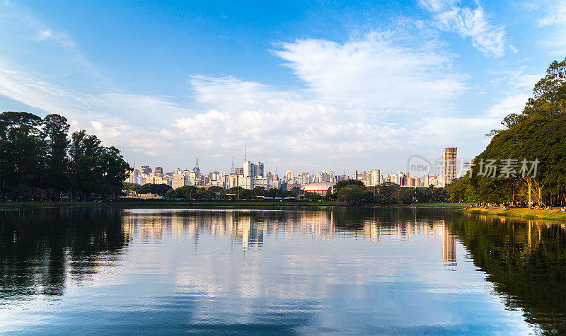 从巴西伊比拉普埃拉公园(Ibirapuera Park)可以看到圣保罗令人惊叹的美景